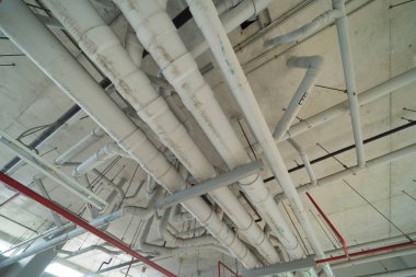 Sanayi fabrikasının tavanı. Soğutma kulesi ya da soğutma kulesi. Sistem çalışma makinesi. Yoğunlaştırıcı Su Kaynakları ve geri dönüş hatları. Havalandırma kompresörü. Atölyede su sistemi.