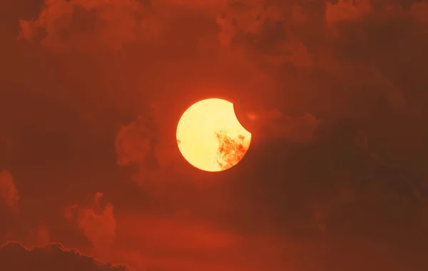 Eclipse Solar Lua Cheia Lunar Com Luz Céu Escuro Fundo — Fotografia de Stock