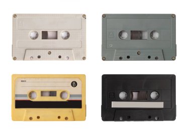Vintage ses kasetinin üst görüntüsü beyaz arkaplanda izole edildi. 1980 'lerin kayıt cihazı. Eski pop müzik. albüm koleksiyonu.