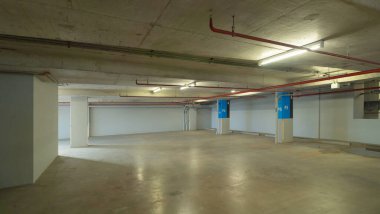 Boş otoparklar ya da apartman ya da apartmanda zemin numarası olan araçlar için garaj. Kapalı.