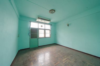 Apartmandaki terk edilmiş kirli bir oda ya da boş bir daire. İç mekan. Eski mobilyasız oda kiralama, yaşam alanı birimleri. Yaşam tarzı. Yenilemeye hazır..