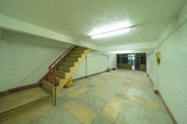 Eski kirli merdivenler, evdeki veya evdeki merdivenler. Mimari iç tasarım dekorasyonu. Yenilemeye hazır..