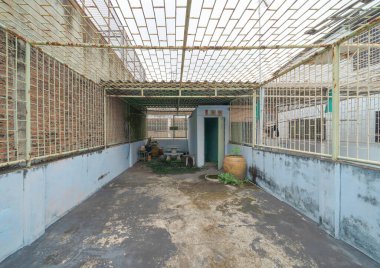 Evdeki ya da evdeki terk edilmiş terk edilmiş kirli çatı boşluğu. Açık havada. Eski mobilyasız alan kiralık mülk, yaşam alanı birimleri. Yaşam tarzı. Yenilemeye hazır..