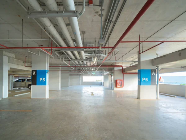 Lege Parkeerplaatsen Garage Voor Auto Met Vloernummer Condominium Appartement Binnenshuis — Stockfoto