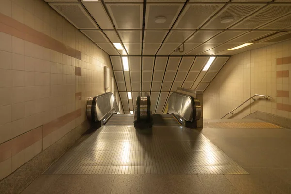 Lege Moderne Roltrap Bij Metrostation Elektrisch Systeem Beweegt Trap Vloer — Stockfoto