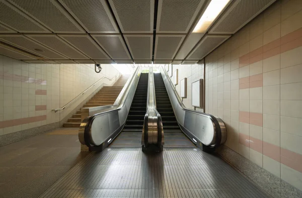 지하철역에 현대식 에스컬레이터가 시스템은 계단을 움직인다 레벨이요 — 스톡 사진