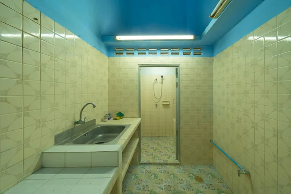 Puste Brudne Opuszczone Kuchnia Pokój Kondominium Lub Mieszkanie Przestrzenią Wnętrze — Zdjęcie stockowe