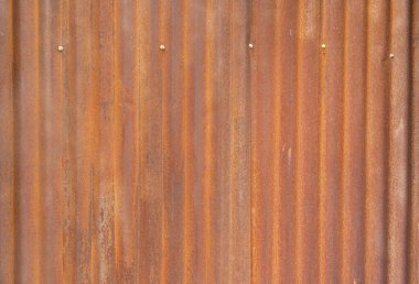 Metal çelik şeritler. Paslı demir metal, çinko çelik duvar, desenli arka plan. Tasarım dekorasyonu için dış mimari materyalinin yakın plan görüntüsü.