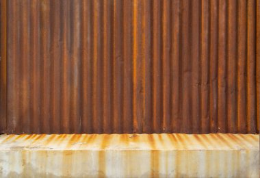 Metal çelik şeritler. Paslı demir metal, çinko çelik duvar, desenli arka plan. Tasarım dekorasyonu için dış mimari materyalinin yakın plan görüntüsü.