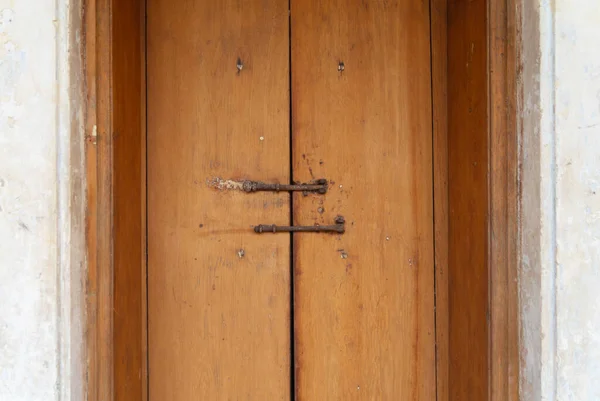Staré Dřevěné Dveře Zamčené Zámkem Vstup Zakázán Zavřeno Uzamčení Důsledku — Stock fotografie