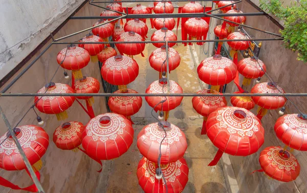 中国の寺院でワイヤー屋外ランプにかかっている赤い中国の提灯中国の旧正月の祭り文化背景アジアの町の装飾 — ストック写真