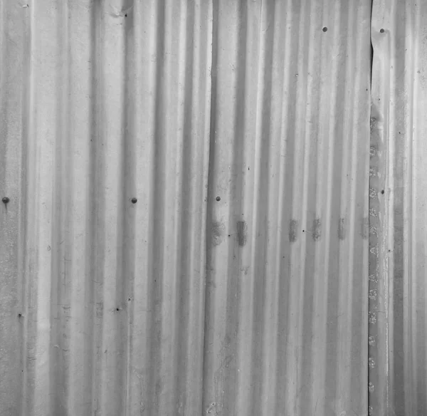 金属製のストリップ 錆びた段ボール鉄金属 亜鉛鋼壁 パターンテクスチャの背景 デザイン装飾の背景のための外装建築材料のクローズアップ — ストック写真