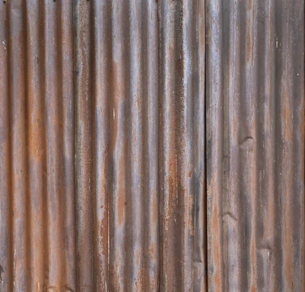 金属钢带 锈蚀的波纹铁质金属 镀锌钢壁 图案纹理背景 外观设计装饰背景建筑材料的特写 — 图库照片