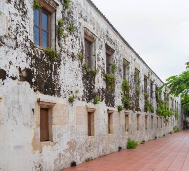 Fabrikalı eski apartmanların pencereleri. Şehir merkezinde mimari ön cephe tasarımı. Konut alanı. Desen arkaplanı.