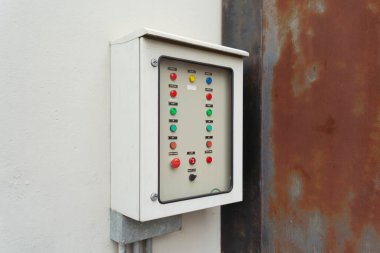 Elektrik düğmesi paneli ya da elektrik şalteri. Sanayi enerji santrali. Makine kontrolü için. Güç kaynağı. Ana dağıtım panelinin güç dolgusu.