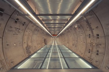 Samyan Mitrtown tüneli. Boş bilimkurgu modern fütüristik siber oda. Koridoru ve ışıkları akıllı teknoloji ve iş konseptinde. İç dizayn. Bangkok, Tayland 'da metro..