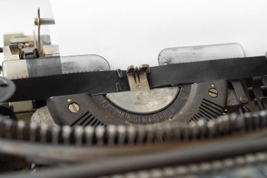 Geleneksel Tayland daktilosu. Beyaz arka planda izole edilmiş klasik antika elle yazma makinesi. 19. yüzyıl ürünü.