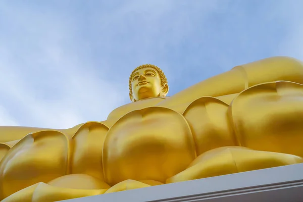 พระพ ทธร ปทองค ในว ดปากน ดพระเชต พนในอ าเภอภ ตตอนเท งเทพมหานครเม — ภาพถ่ายสต็อก