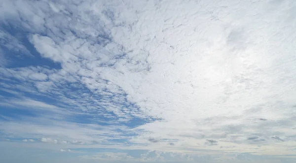 Cielo Azul Claro Con Nubes Blancas Esponjosas Mediodía Día Naturaleza — Foto de Stock