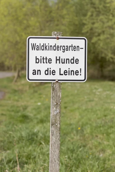 Hinweisschild: Waldkindergarten — Stockfoto