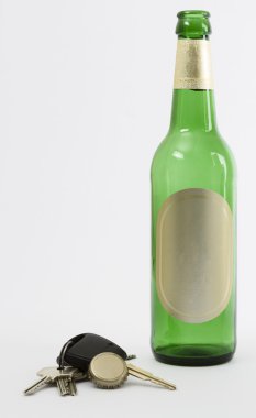 araba anahtarı ve taç cork boş bira şişesiyle