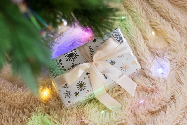 Visão Superior Presente Natal Embrulhado Papel Branco Com Fita Fundo — Fotografia de Stock
