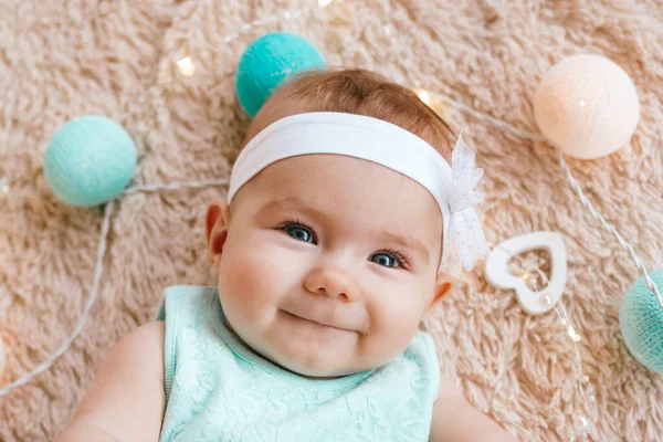 Retrato Linda Niña Sonriente Con Hermosos Ojos Azules Vestido Azul Imagen de stock