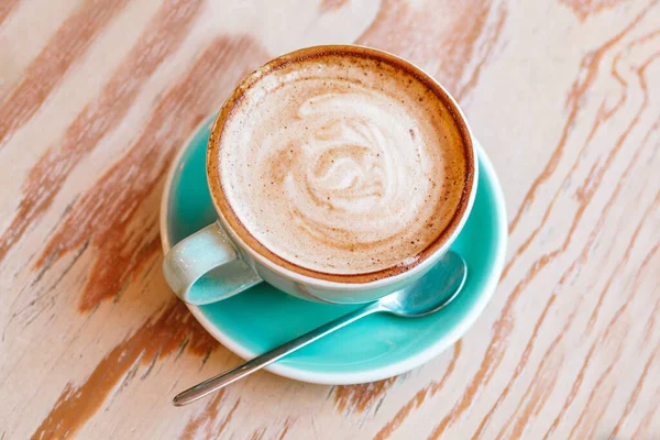 Cangkir Biru Dengan Cappuccino Pada Latar Belakang Kayu Tampilan Atas — Stok Foto