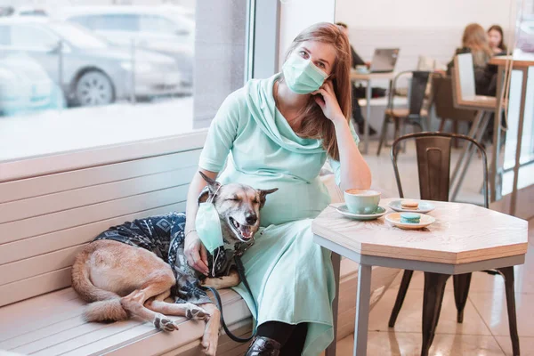 Terhes Nők Kutyája Orvosi Maszkban Ülnek Asztalnál Kávézóban Terhességi Koncepció — Stock Fotó