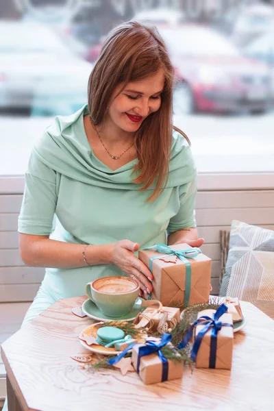Junge Lächelnde Schwangere Café Mit Einer Tasse Kaffee Und Weihnachtsgeschenken — Stockfoto