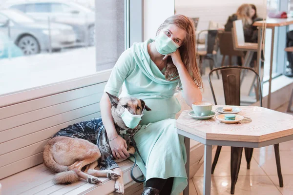 Terhes Nők Védő Maszkos Kutyája Ülnek Asztalnál Kávézóban Egészséges Terhességi — Stock Fotó