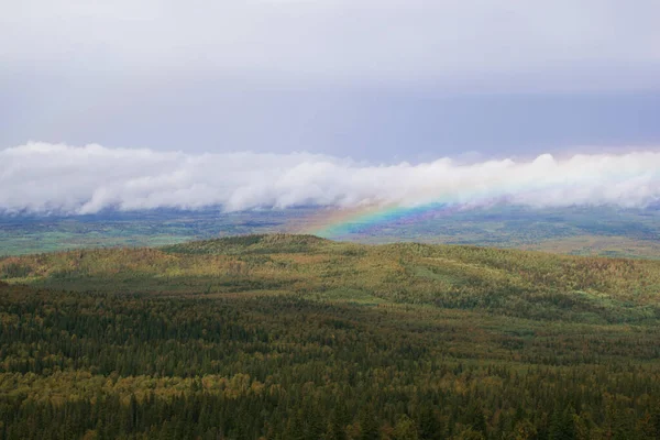 Landschaftlich Reizvolle Landschaft Mit Bergen Und Wäldern Und Bewölktem Himmel — Stockfoto