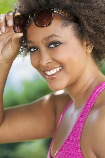 Femme afro-américaine portant des lunettes de soleil — Photo