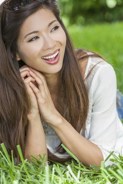 Leende glada kinesiska asiatiska ung kvinna Tjej — Stockfoto