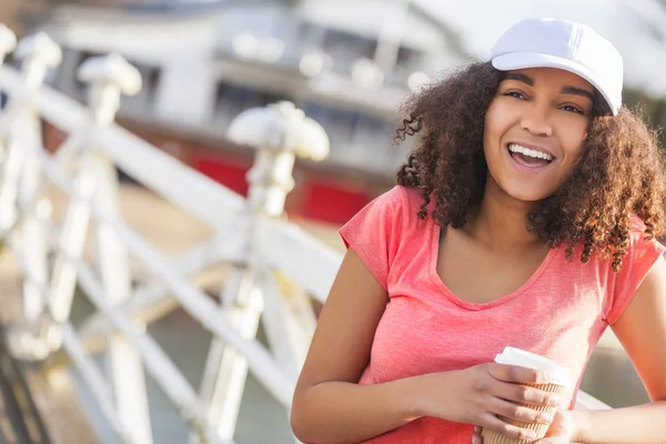 Blandras African American Teenager kvinna dricker kaffe — Stockfoto