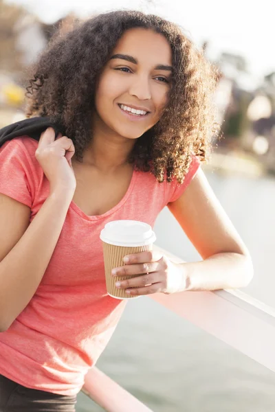 혼합된 인종 아프리카계 미국인 십 대 여 자가 커피를 마시는 — 스톡 사진