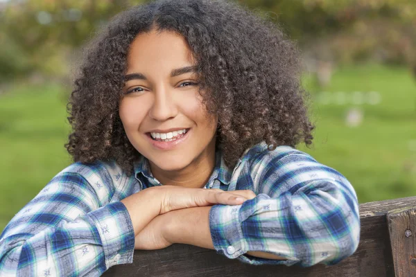 Hermosa raza mixta afroamericana chica adolescente —  Fotos de Stock