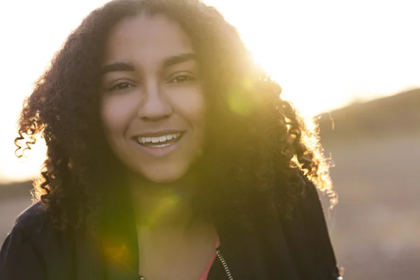 Mooi gemengd ras Afrikaanse Amerikaanse jonge vrouw tiener — Stockfoto