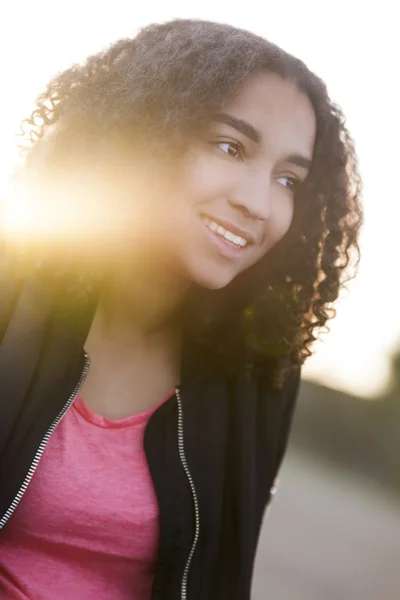 Bela raça mista afro-americana menina adolescente ao pôr do sol — Fotografia de Stock