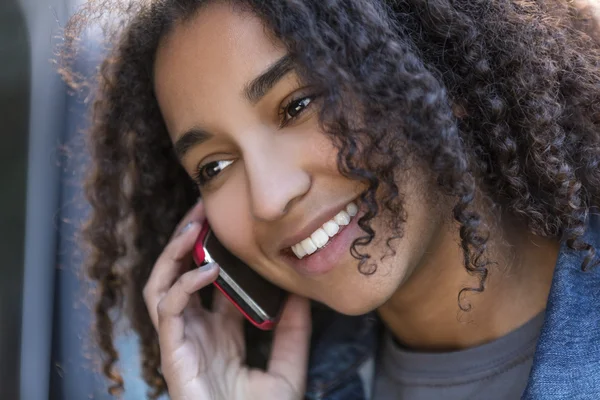 Karışık yarış Afro-Amerikan Kız genç cep telefonuyla — Stok fotoğraf