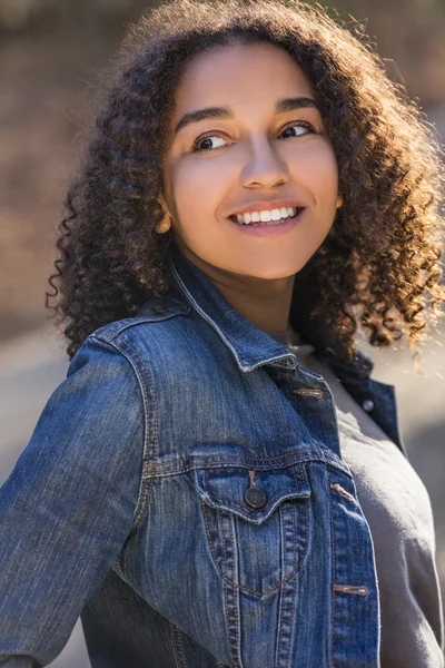 Mieszanej rasy African American Girl nastolatek z idealne zęby — Zdjęcie stockowe