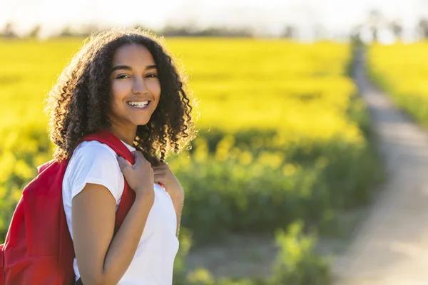 Gemengd ras African American Girl tiener wandelen — Stockfoto