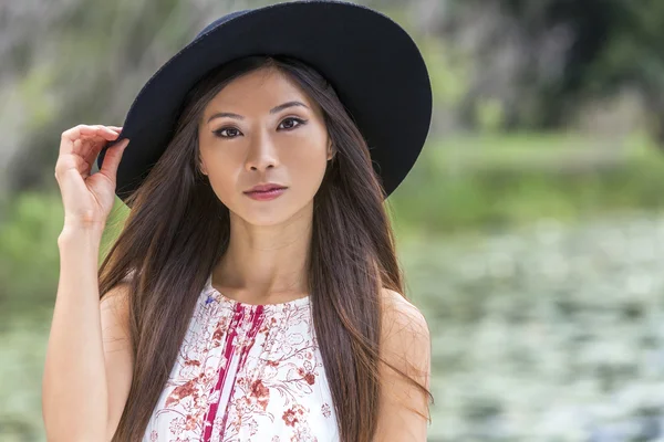 Przemyślane chiński azjatyckich młoda kobieta dziewczyna czarnym kapeluszu — Zdjęcie stockowe