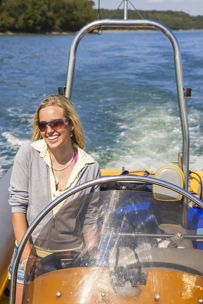 Νεαρή γυναίκα κορίτσι στην εξουσία βάρκα στη θάλασσα — Φωτογραφία Αρχείου