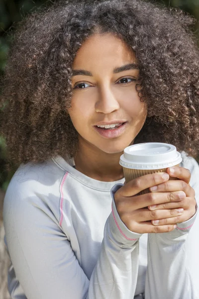 Mieszanej rasy nastolatek African American kobieta pije kawę — Zdjęcie stockowe