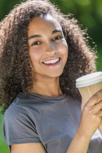 Kevert afro-amerikai tinédzser nő kávéfogyasztás — Stock Fotó