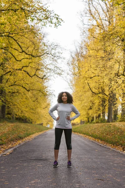 Raza mixta afroamericana mujer adolescente aptitud corriendo —  Fotos de Stock