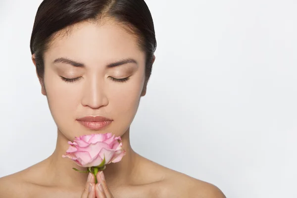 Gyönyörű ázsiai nő modell, rózsaszín rózsa — Stock Fotó
