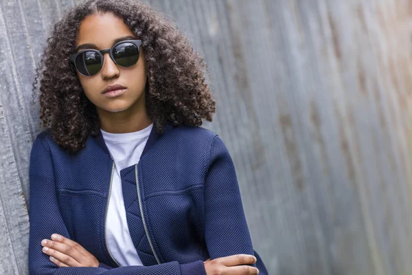 Triste misto raça afro-americana adolescente mulher em óculos de sol — Fotografia de Stock