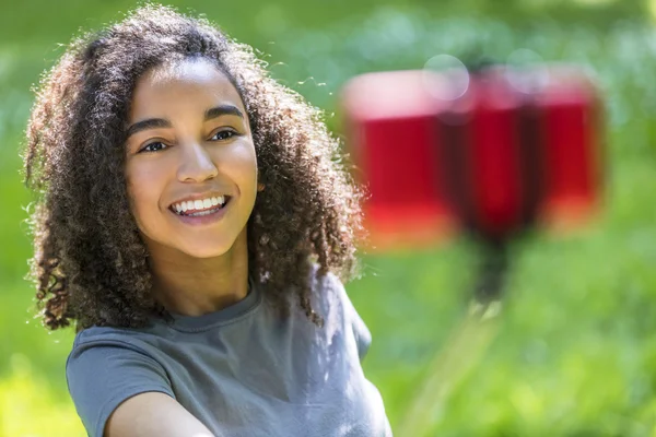 Gemengd ras African American Girl tiener Selfie Stick — Stockfoto